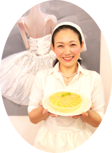 マダム・カーコ　メロンタルトを持つ
