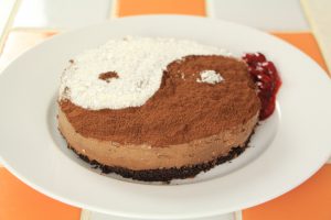 マダム・カーコのマクロビクッキング　豆腐チョコレートの陰陽ケーキ、ベリーソースを添えて